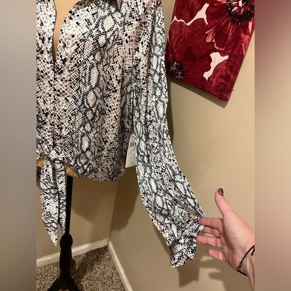NWT Good American Snake-Print Cropped Top Tie-Front Long Sleeve Blouse SZ
3XL/ 6 - Picture 5 of 8